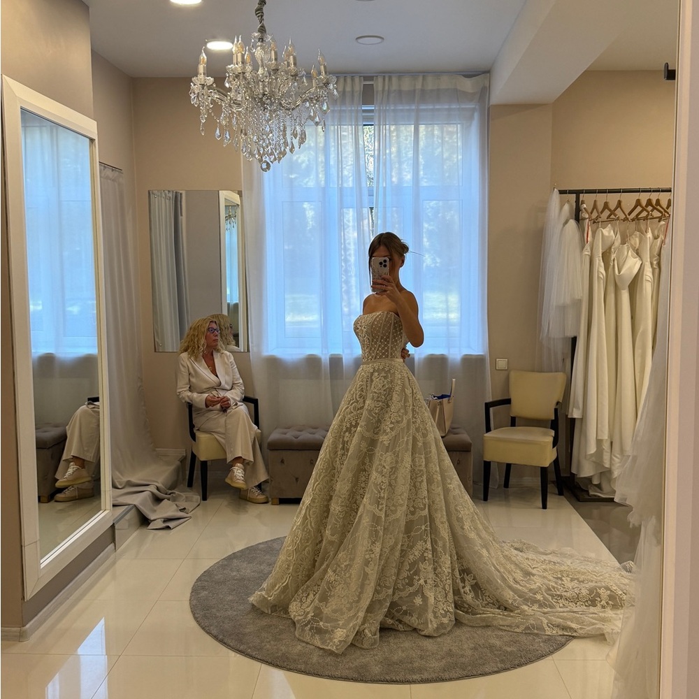 Elegant Lace Wedding Gown